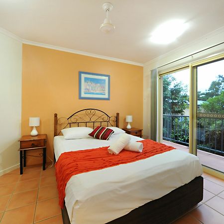 At Beach Court Holiday Villas Airlie Beach Extérieur photo
