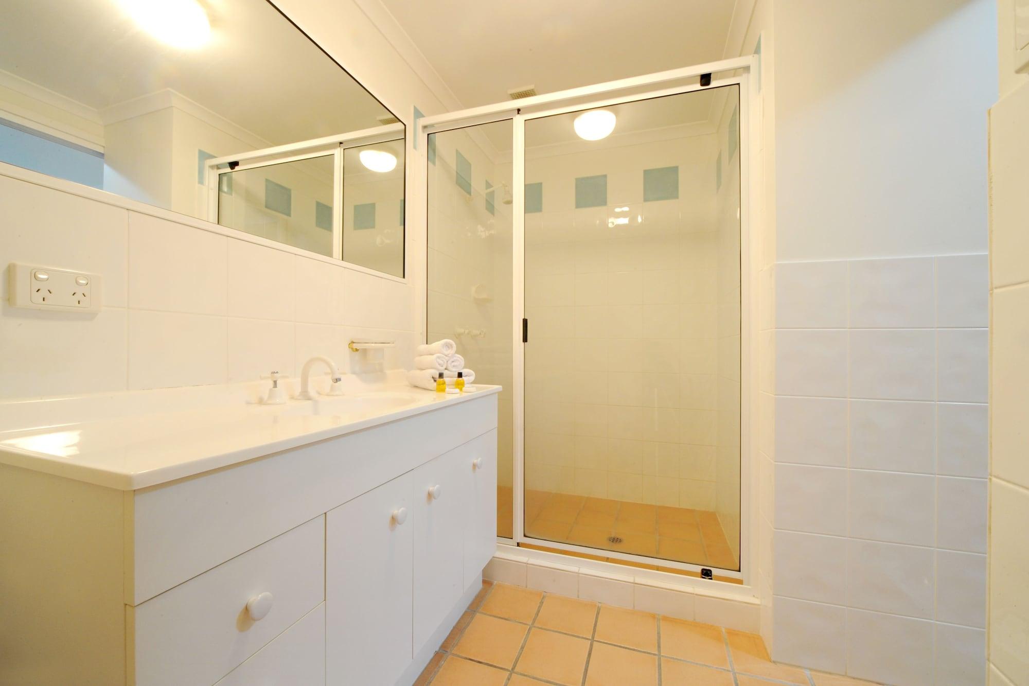 At Beach Court Holiday Villas Airlie Beach Extérieur photo