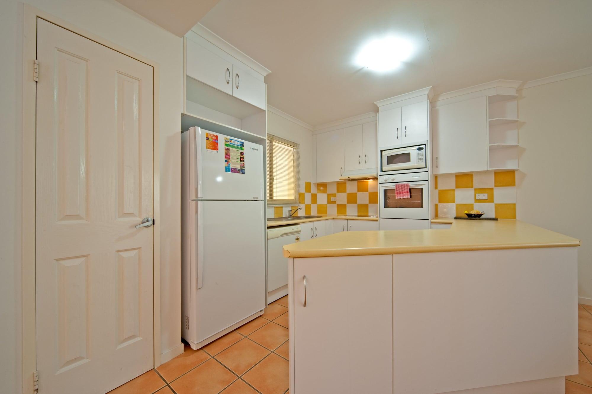 At Beach Court Holiday Villas Airlie Beach Extérieur photo