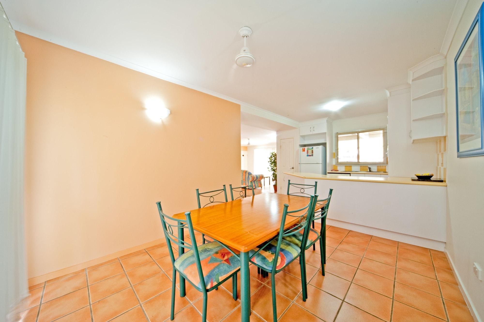 At Beach Court Holiday Villas Airlie Beach Extérieur photo