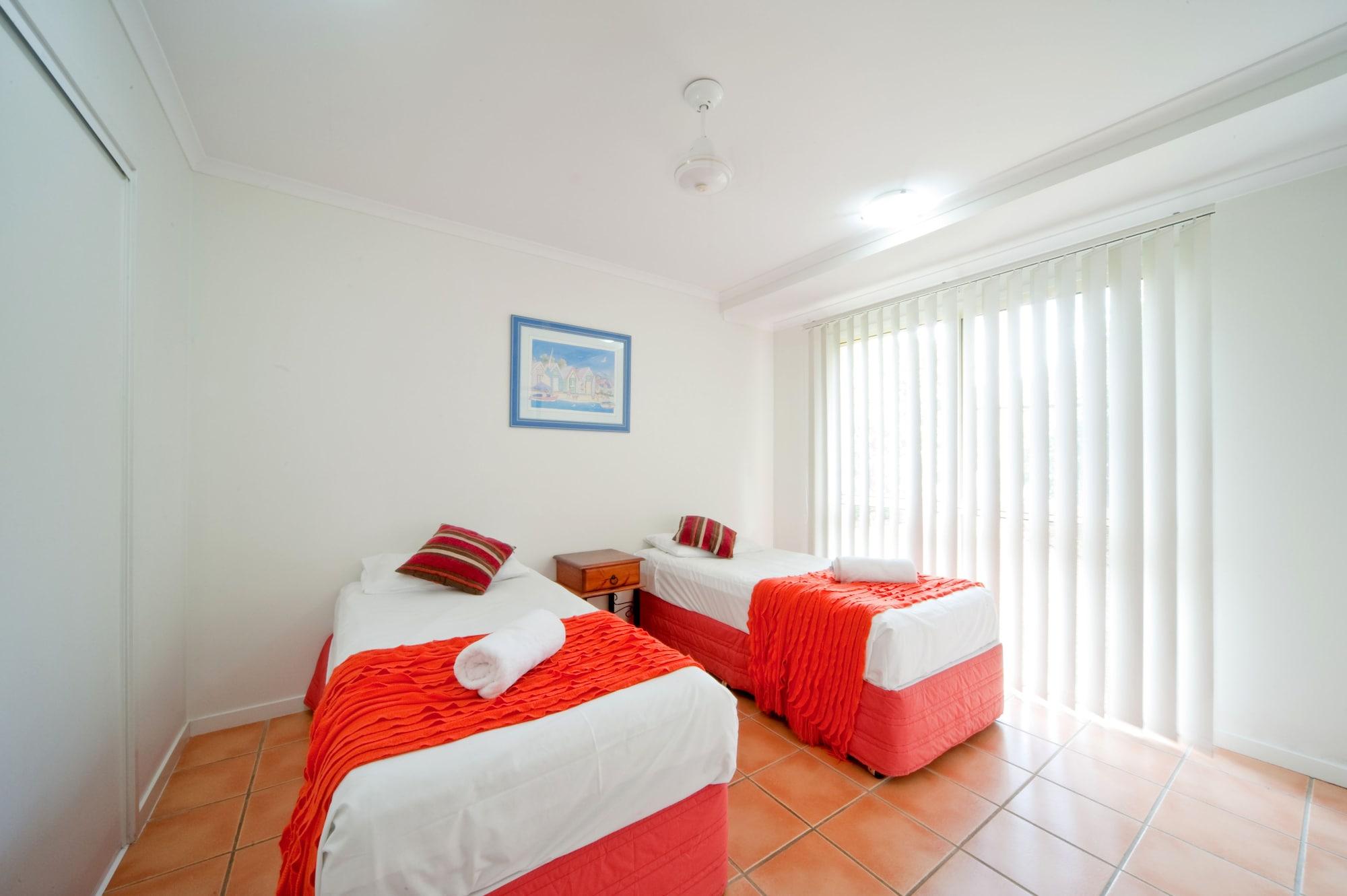 At Beach Court Holiday Villas Airlie Beach Extérieur photo