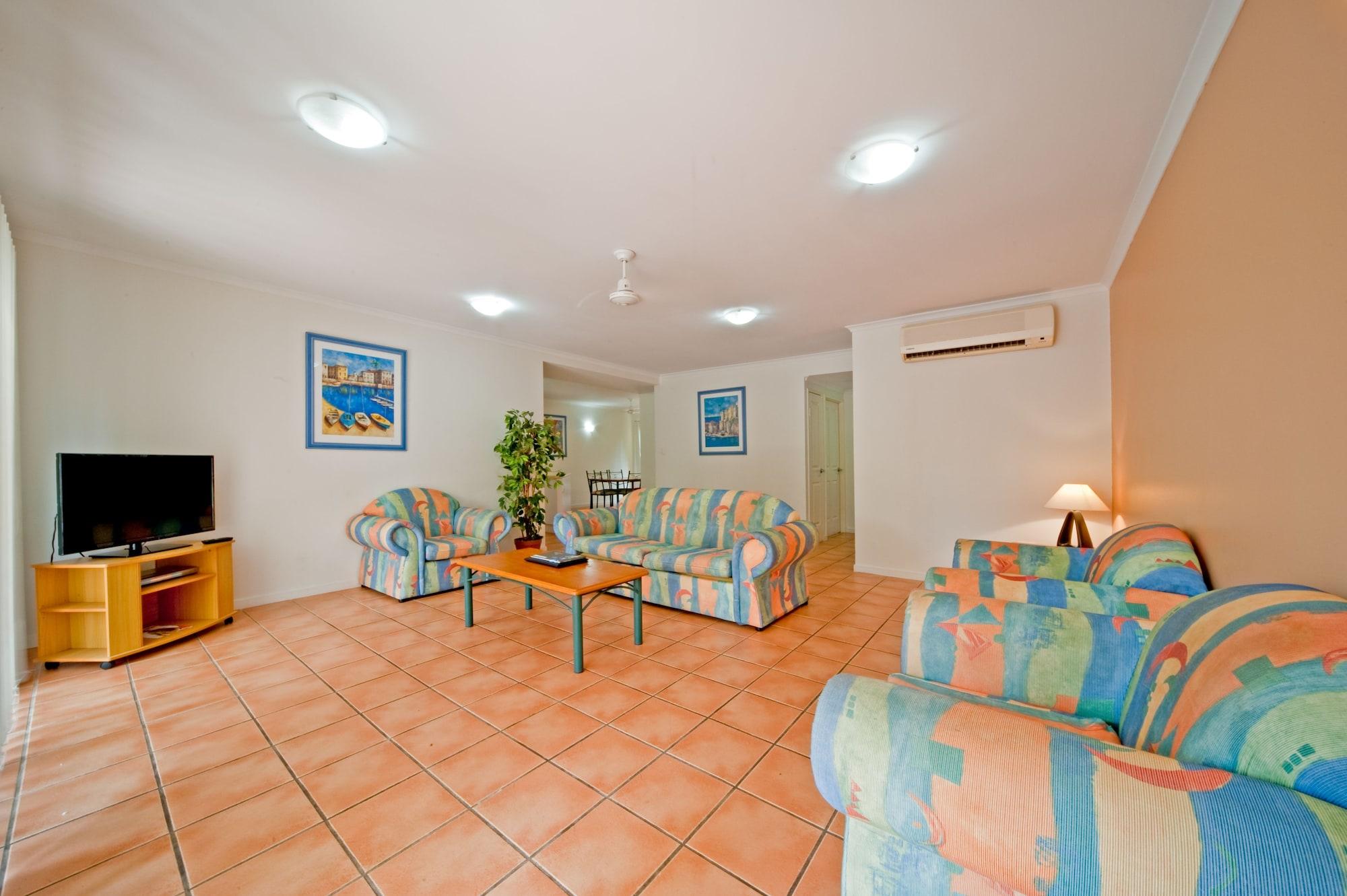 At Beach Court Holiday Villas Airlie Beach Extérieur photo