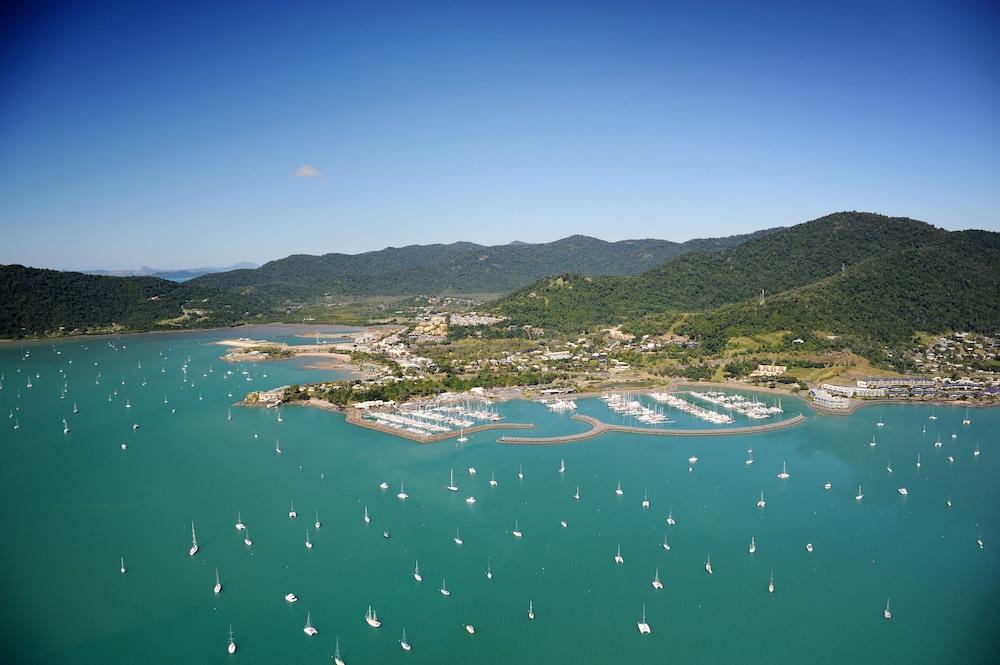 At Beach Court Holiday Villas Airlie Beach Extérieur photo