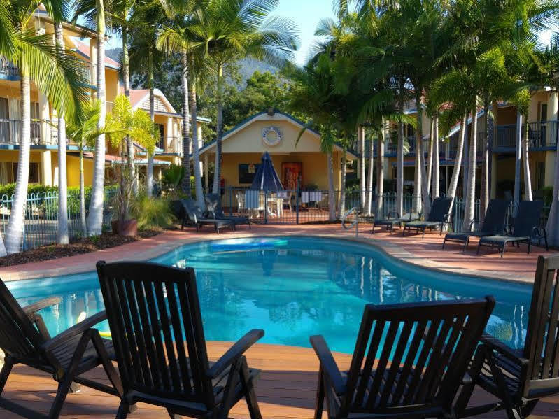 At Beach Court Holiday Villas Airlie Beach Extérieur photo