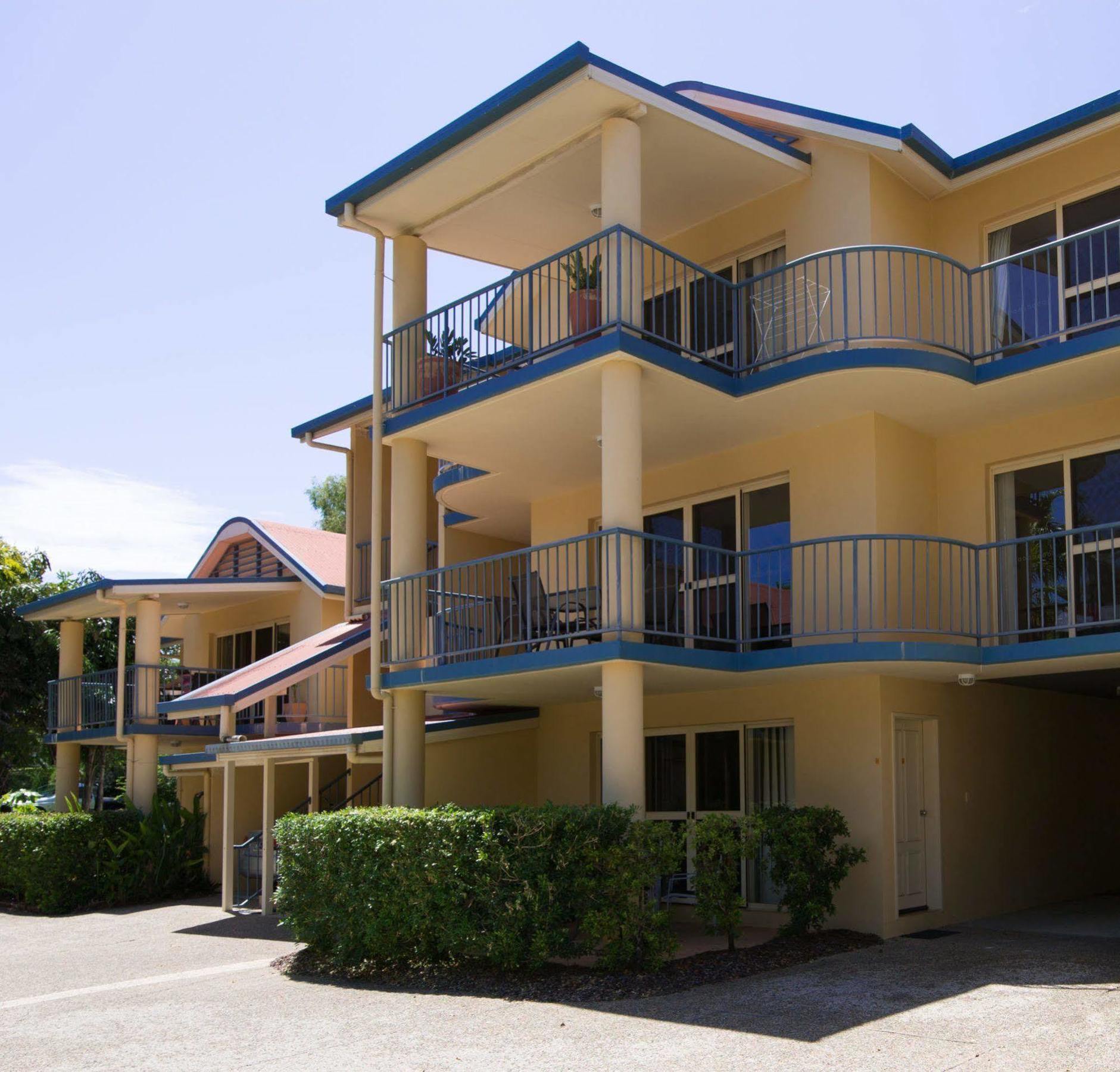 At Beach Court Holiday Villas Airlie Beach Extérieur photo