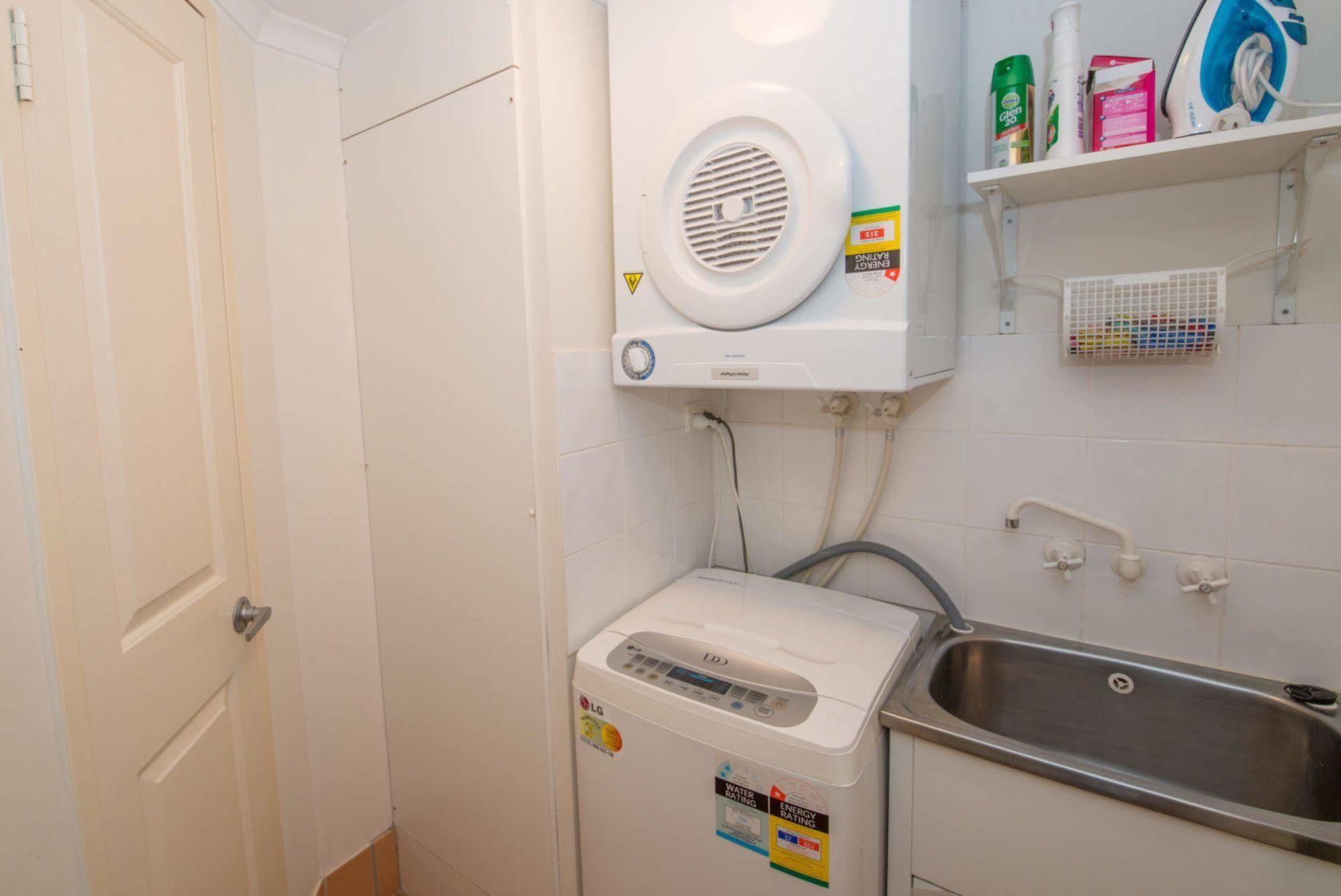 At Beach Court Holiday Villas Airlie Beach Extérieur photo
