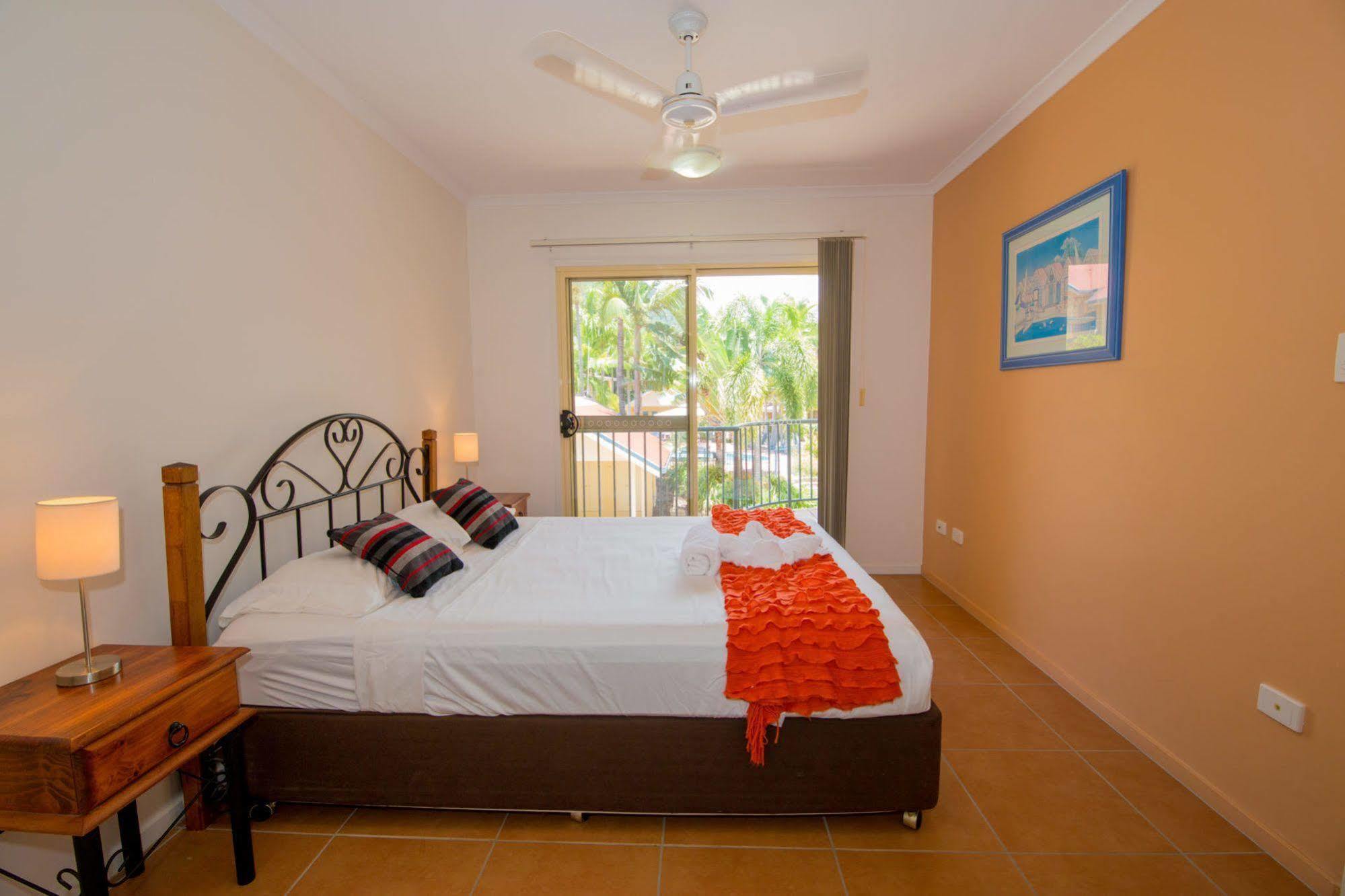 At Beach Court Holiday Villas Airlie Beach Extérieur photo