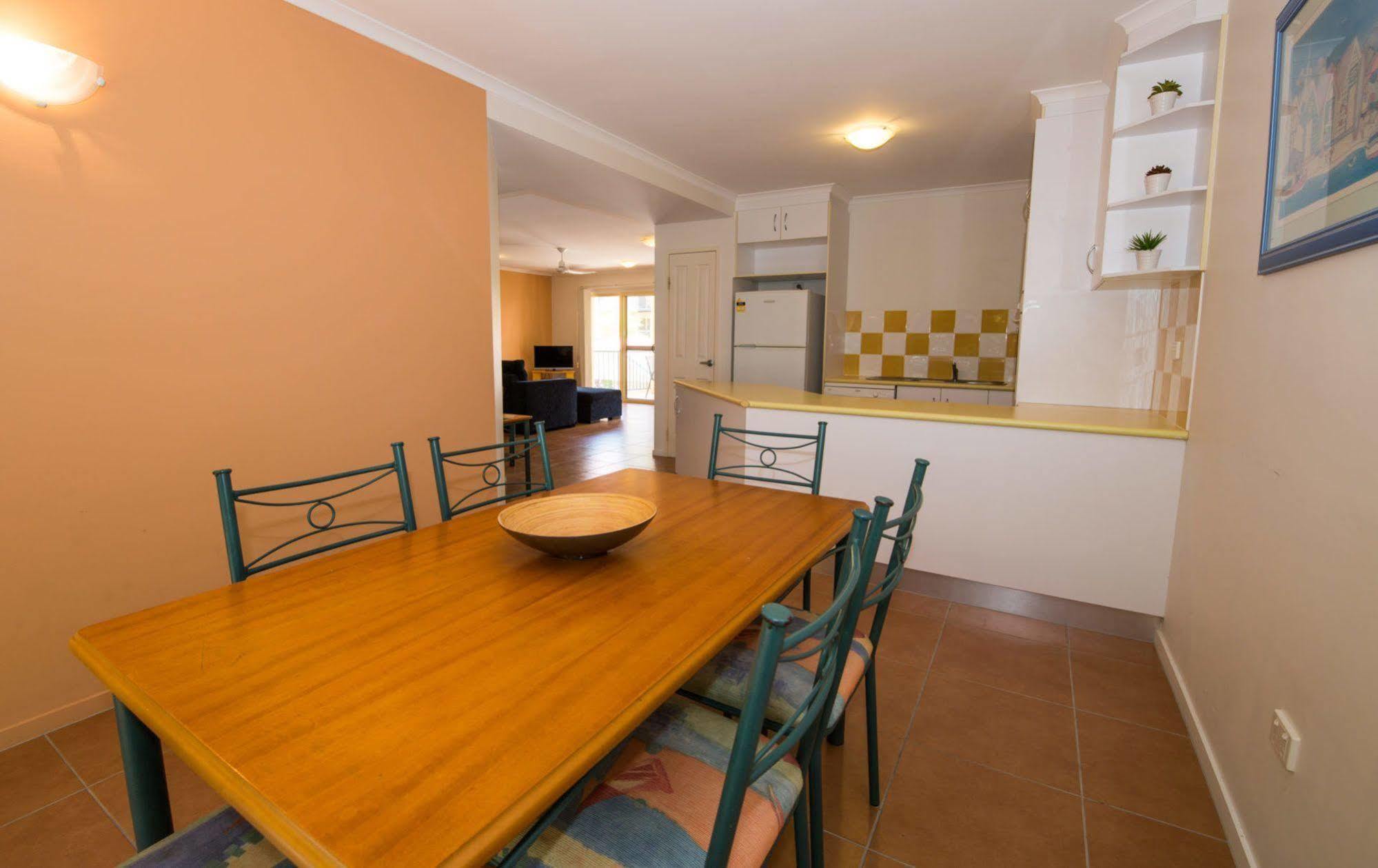 At Beach Court Holiday Villas Airlie Beach Extérieur photo