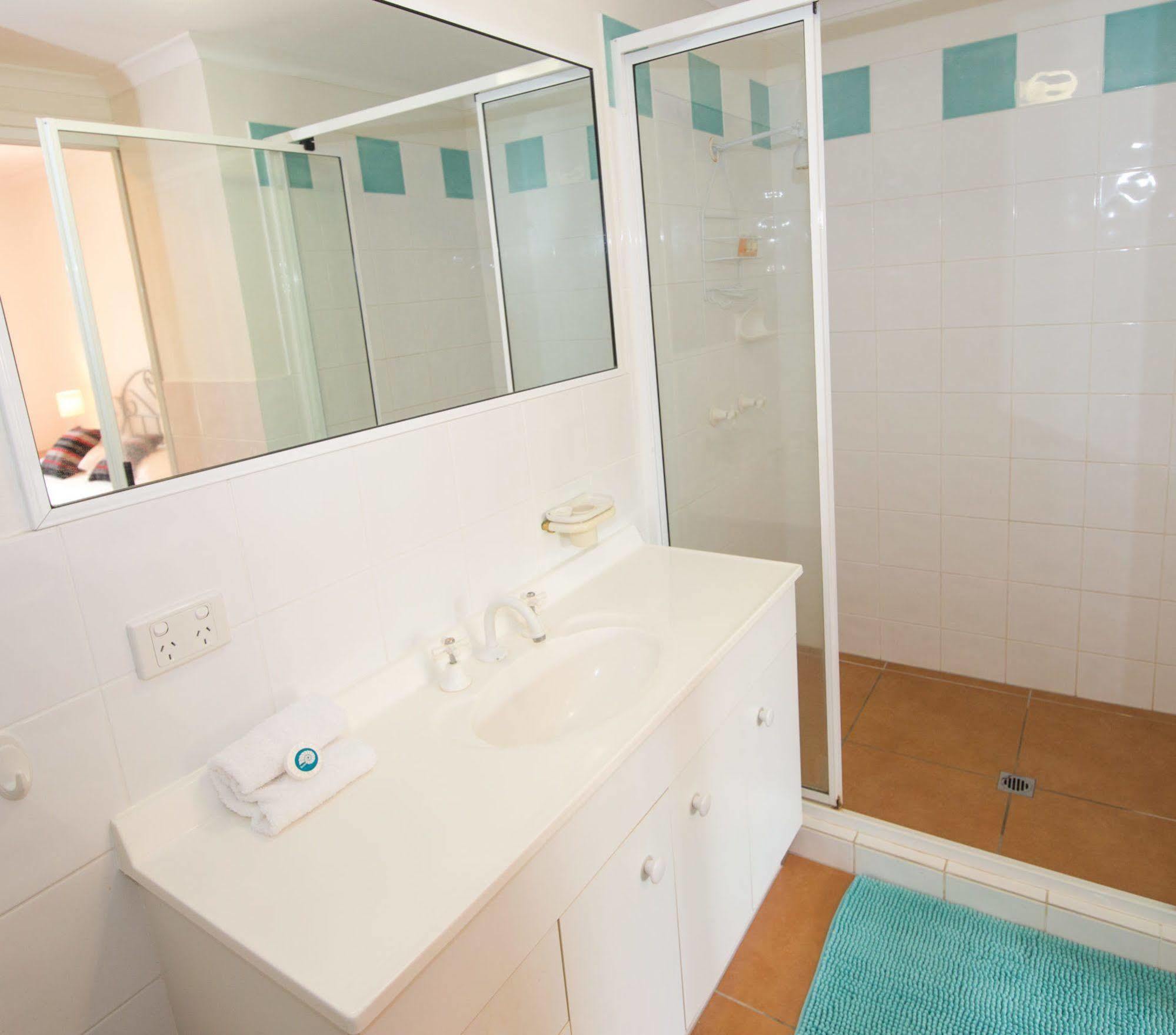 At Beach Court Holiday Villas Airlie Beach Extérieur photo