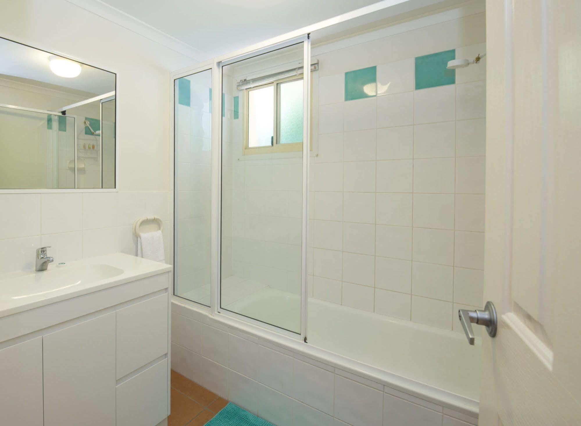 At Beach Court Holiday Villas Airlie Beach Extérieur photo
