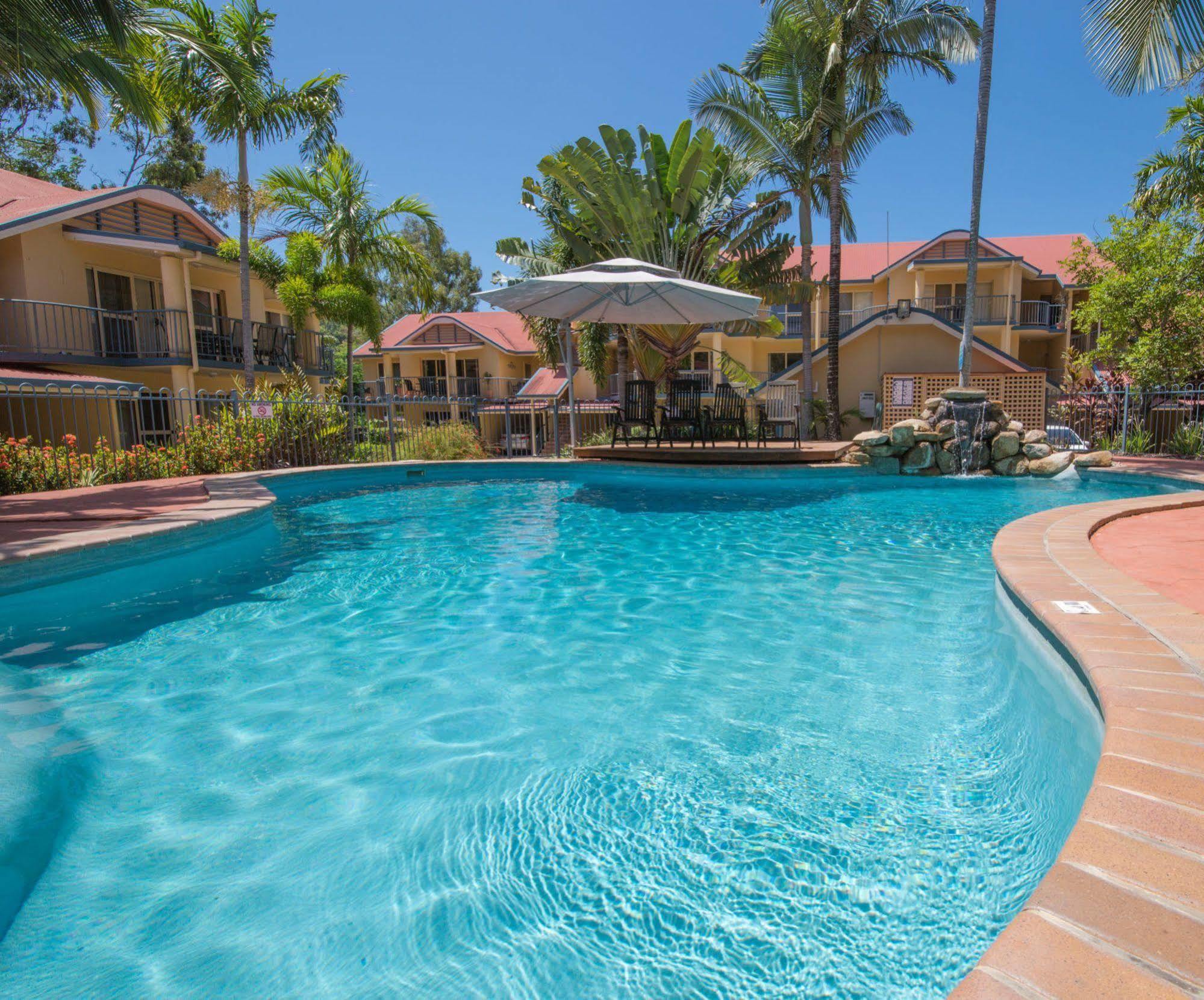 At Beach Court Holiday Villas Airlie Beach Extérieur photo