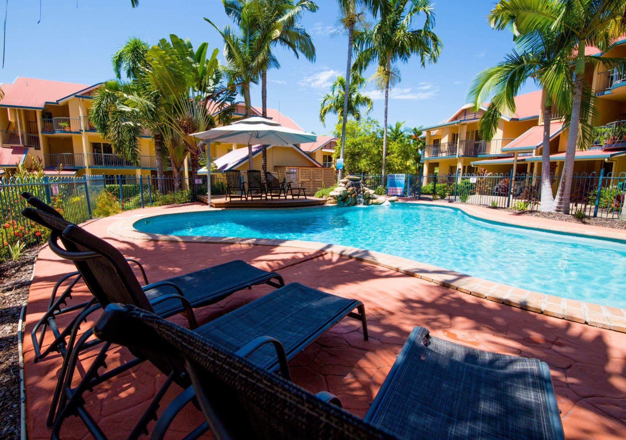 At Beach Court Holiday Villas Airlie Beach Extérieur photo