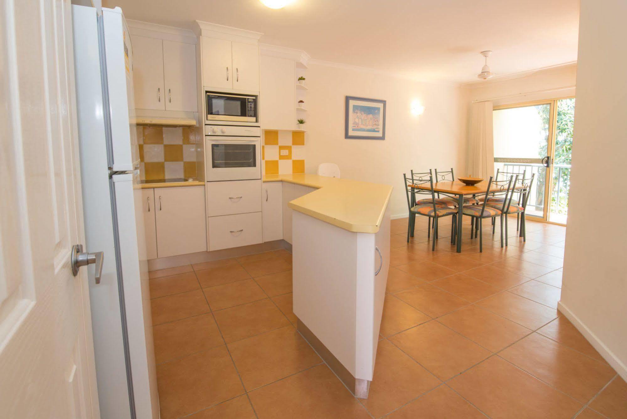 At Beach Court Holiday Villas Airlie Beach Extérieur photo