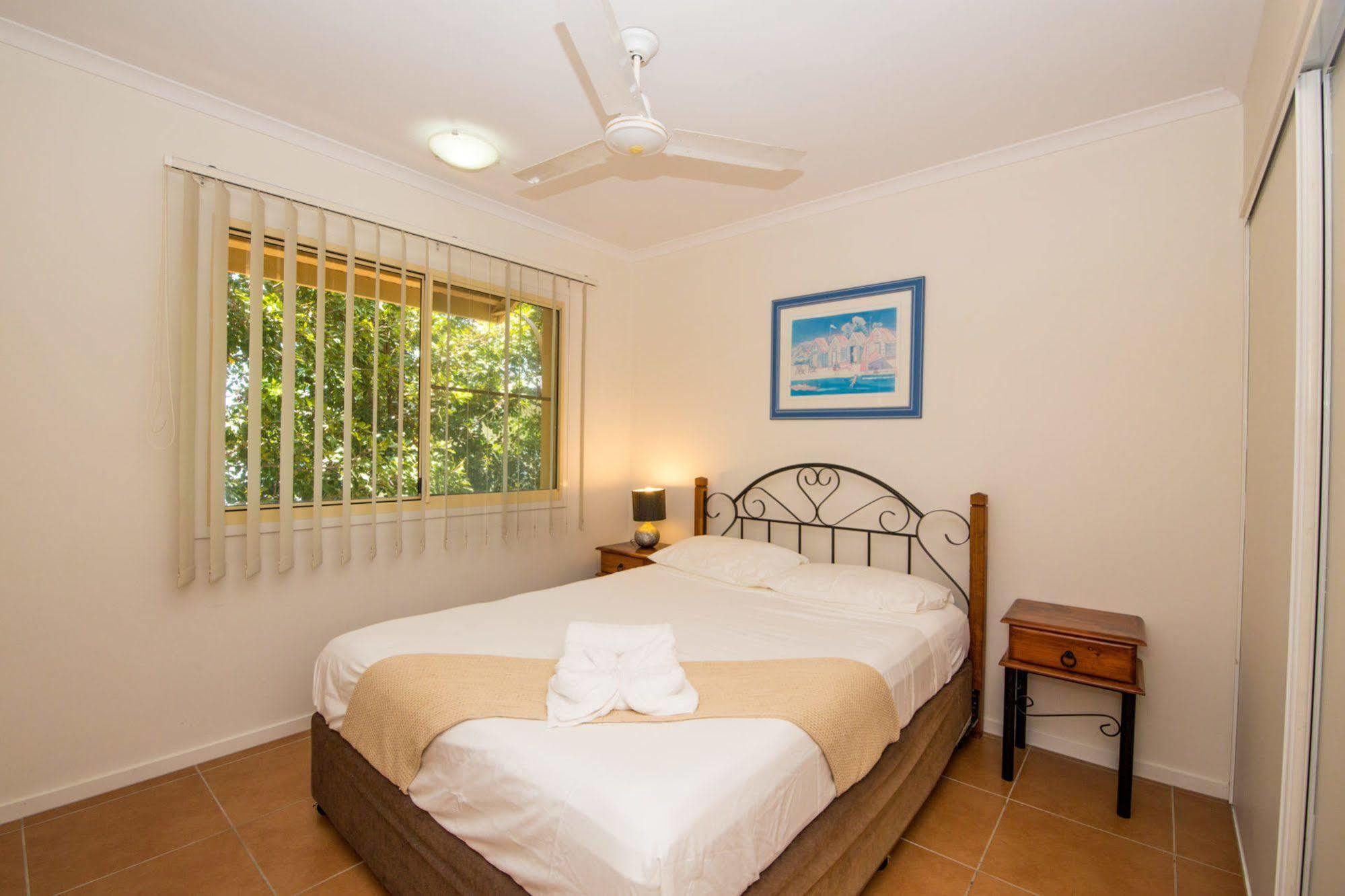 At Beach Court Holiday Villas Airlie Beach Extérieur photo