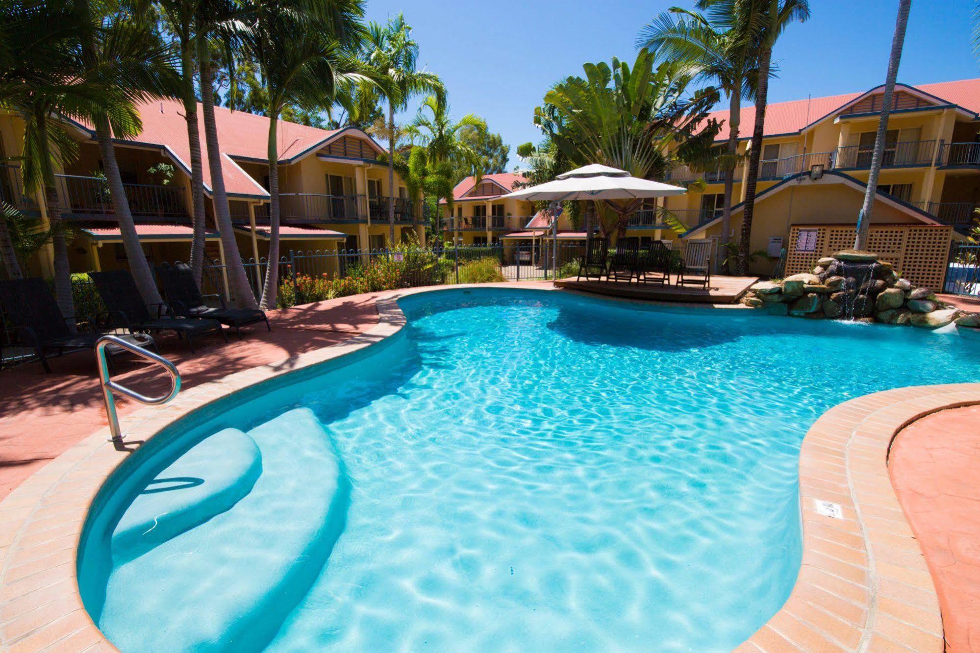 At Beach Court Holiday Villas Airlie Beach Extérieur photo
