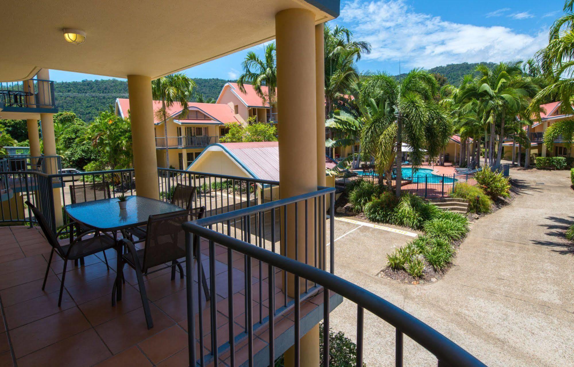 At Beach Court Holiday Villas Airlie Beach Extérieur photo