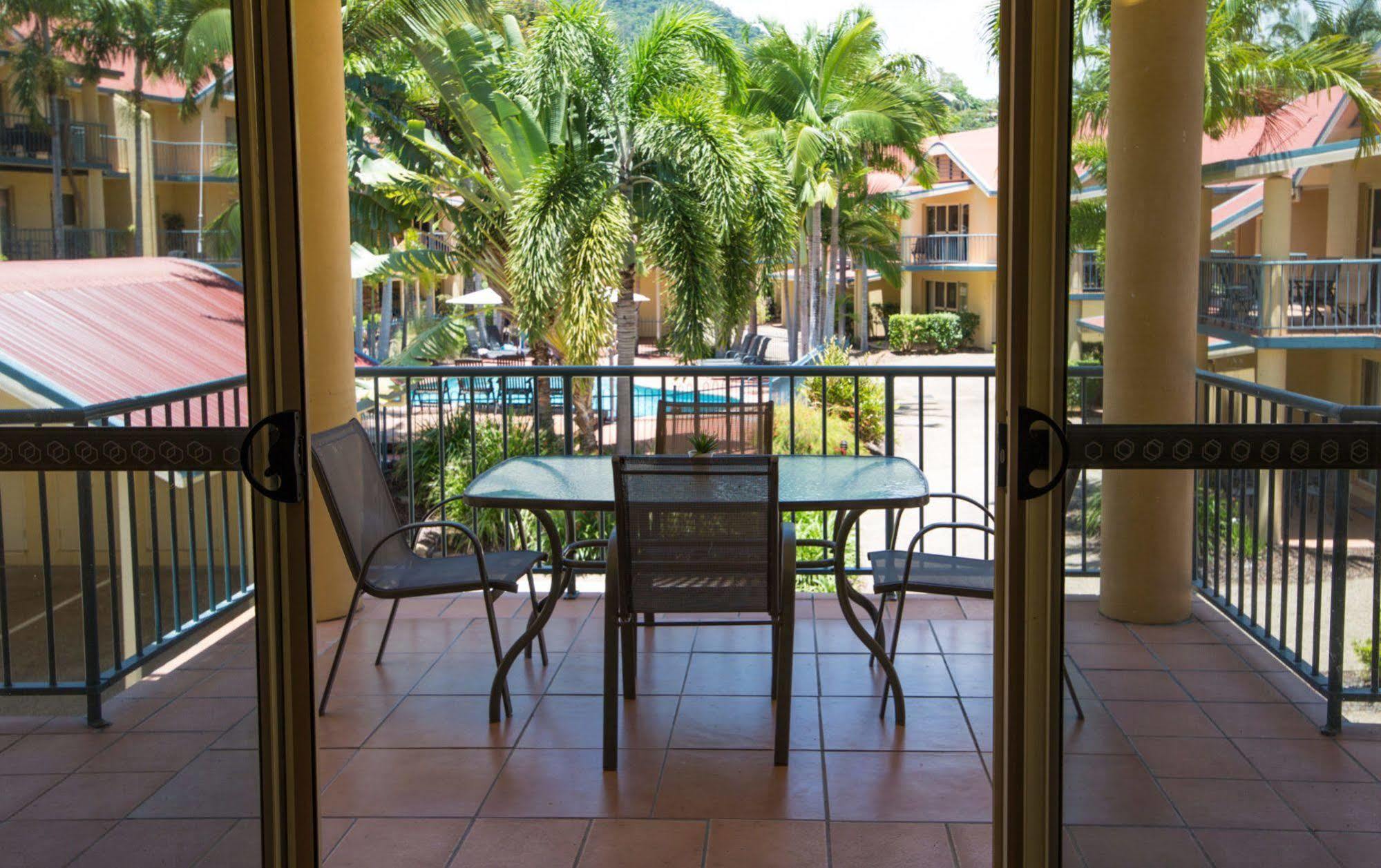 At Beach Court Holiday Villas Airlie Beach Extérieur photo