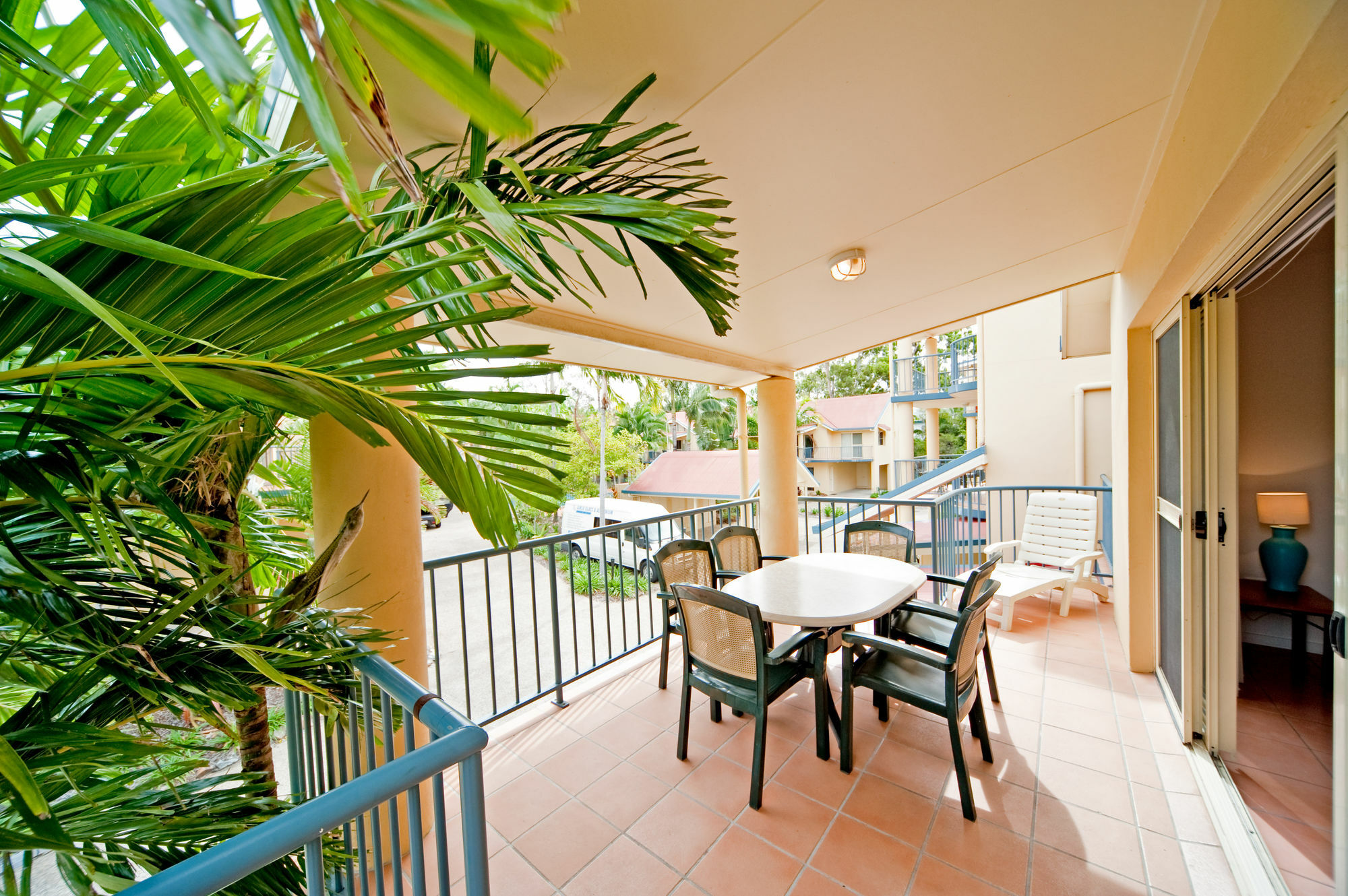 At Beach Court Holiday Villas Airlie Beach Extérieur photo
