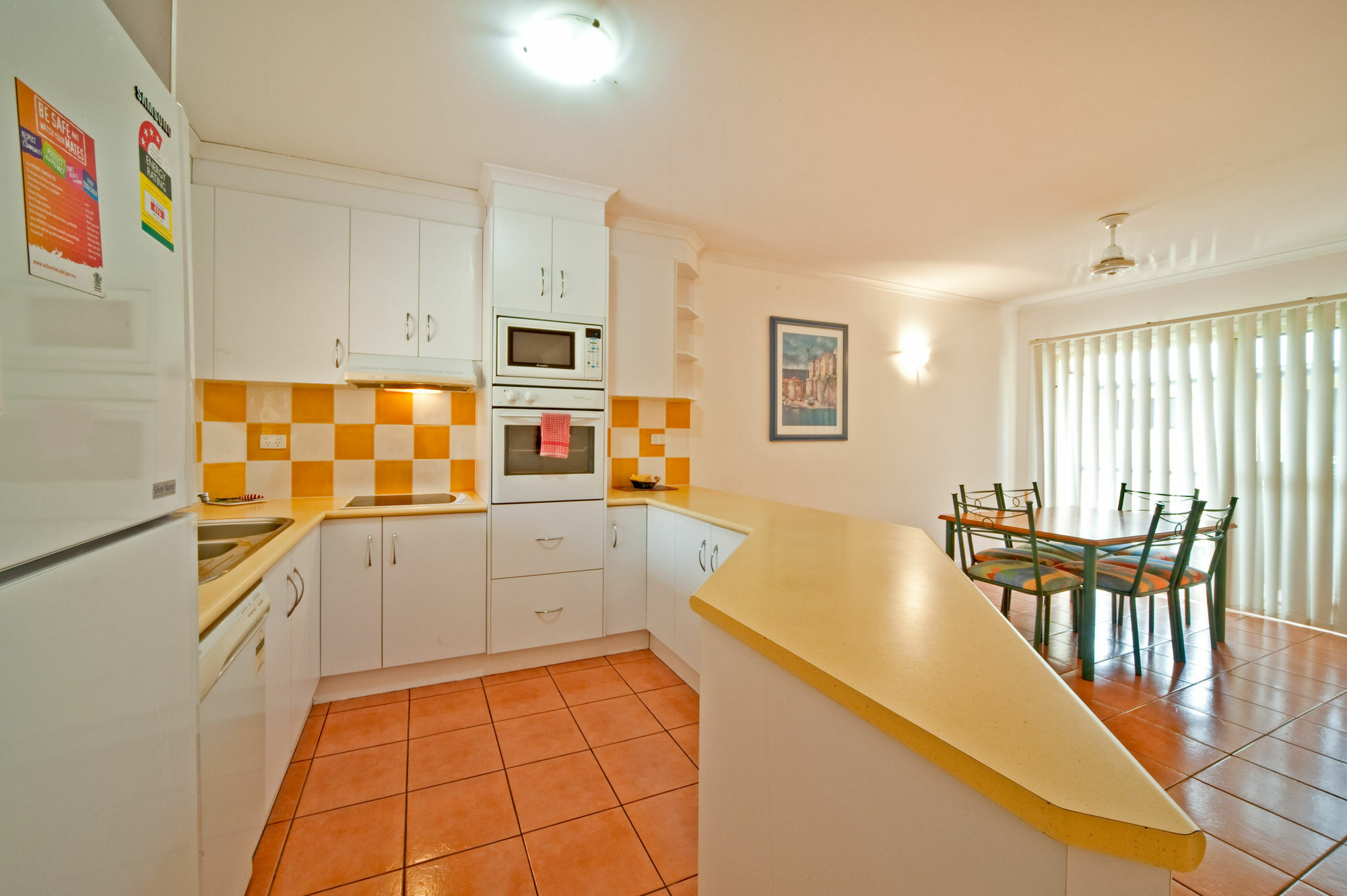 At Beach Court Holiday Villas Airlie Beach Extérieur photo