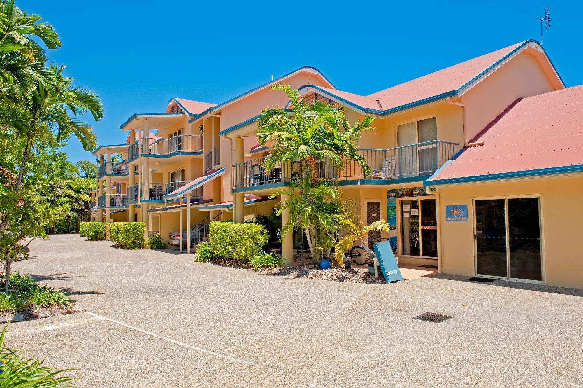 At Beach Court Holiday Villas Airlie Beach Extérieur photo