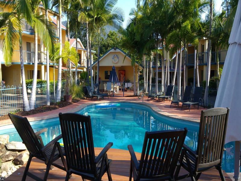 At Beach Court Holiday Villas Airlie Beach Extérieur photo