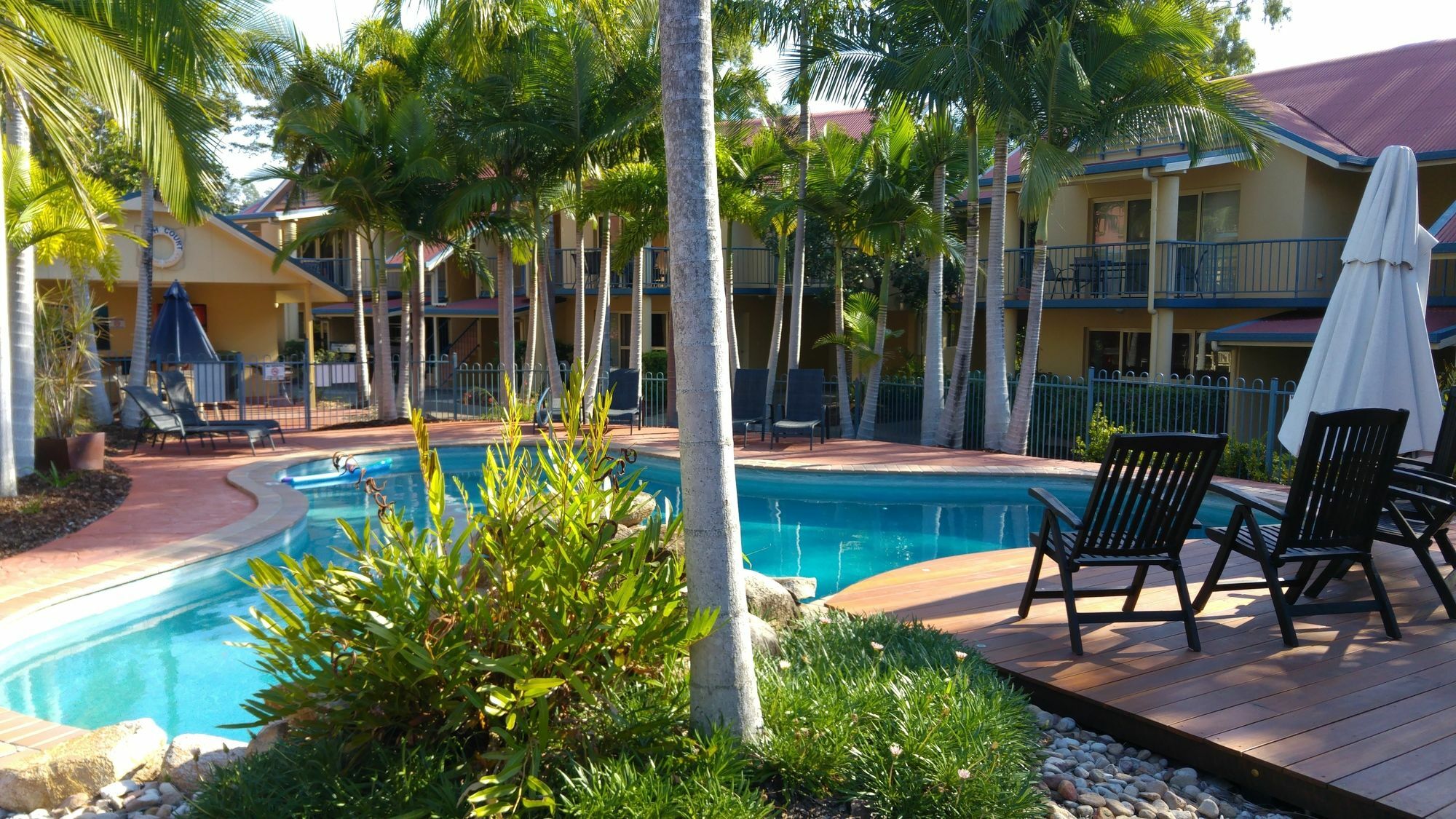 At Beach Court Holiday Villas Airlie Beach Extérieur photo