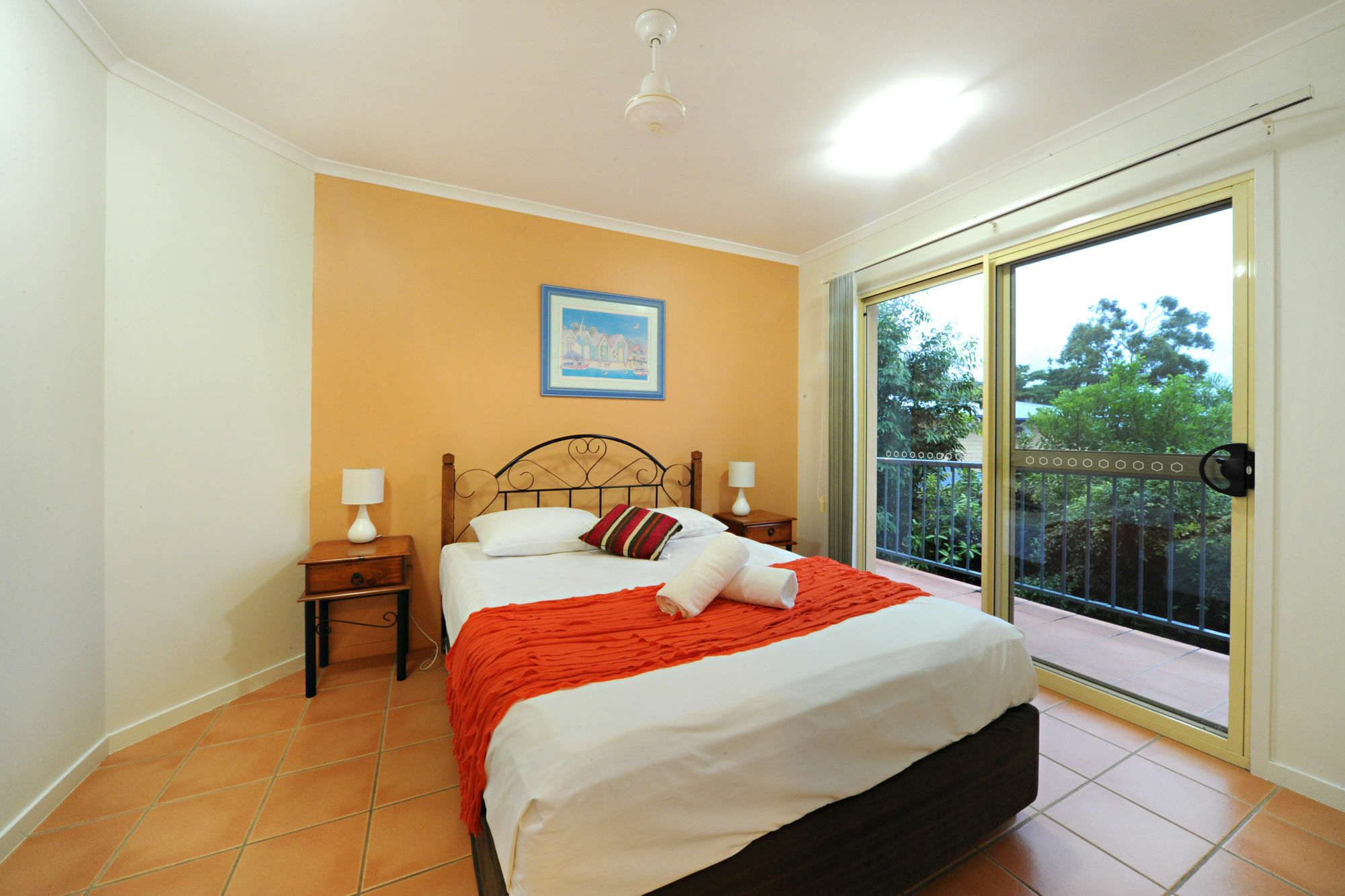 At Beach Court Holiday Villas Airlie Beach Extérieur photo